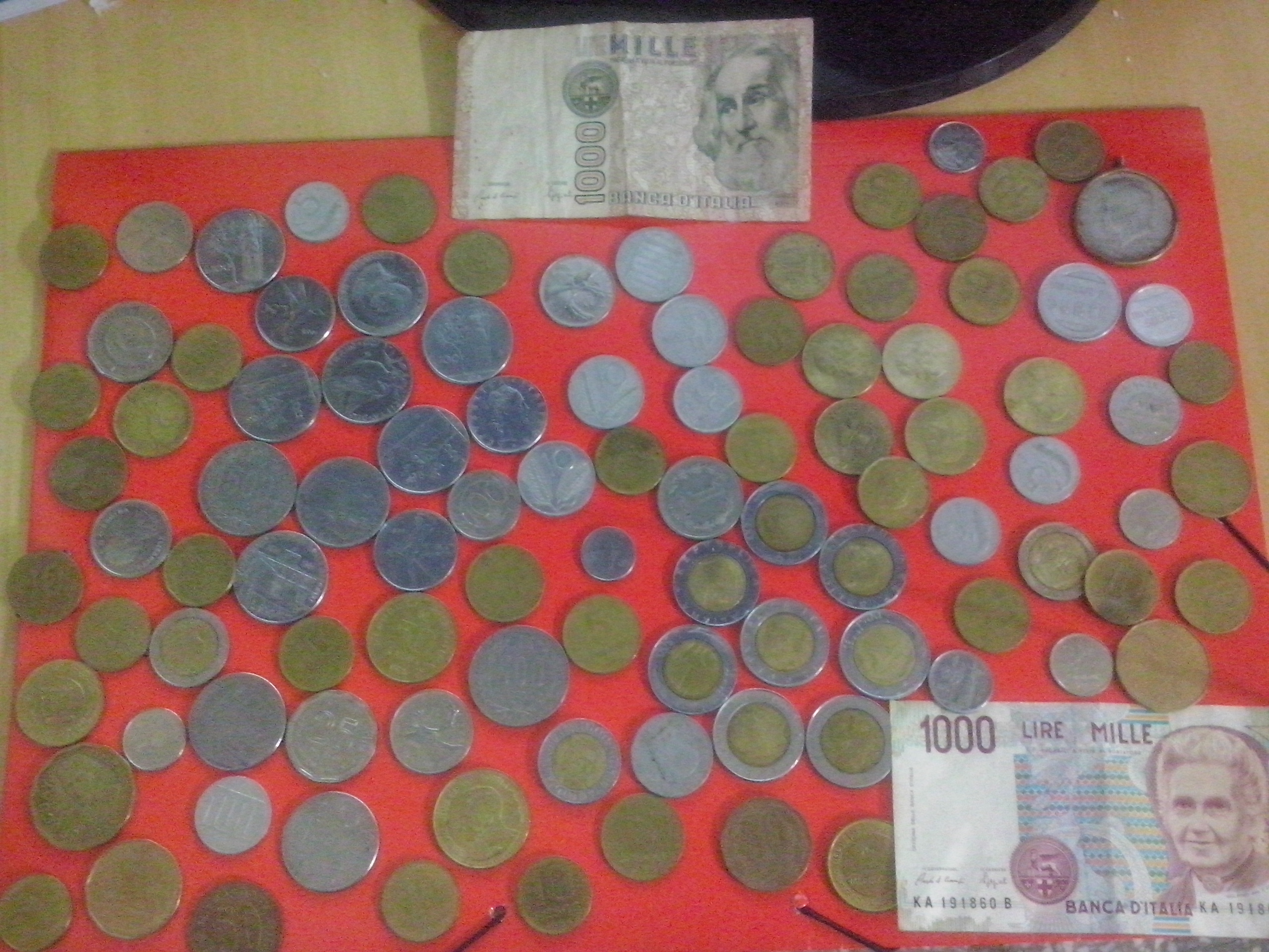 vendo un lote de monedas extranjeras y argentinas + 2 billetes de liras italianas.